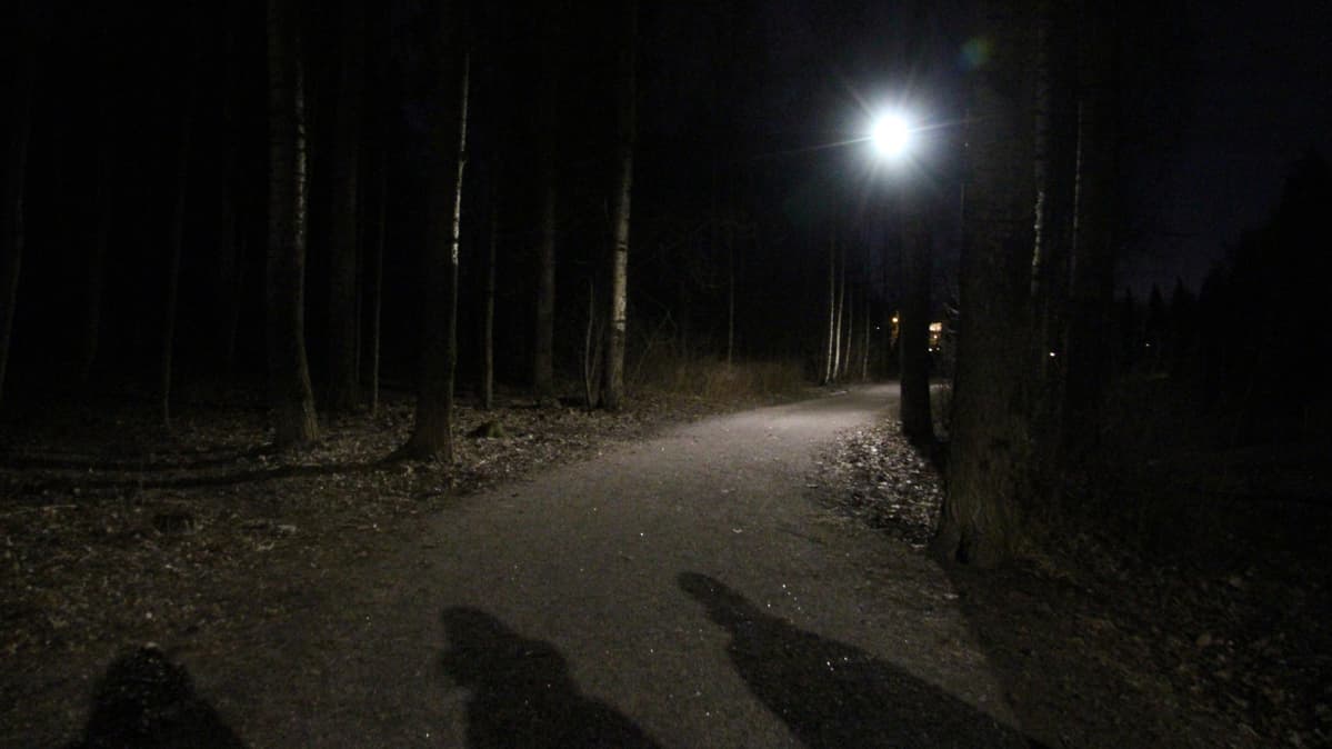Yhdellä valolla valaistu kevyenliikenteen väylä.