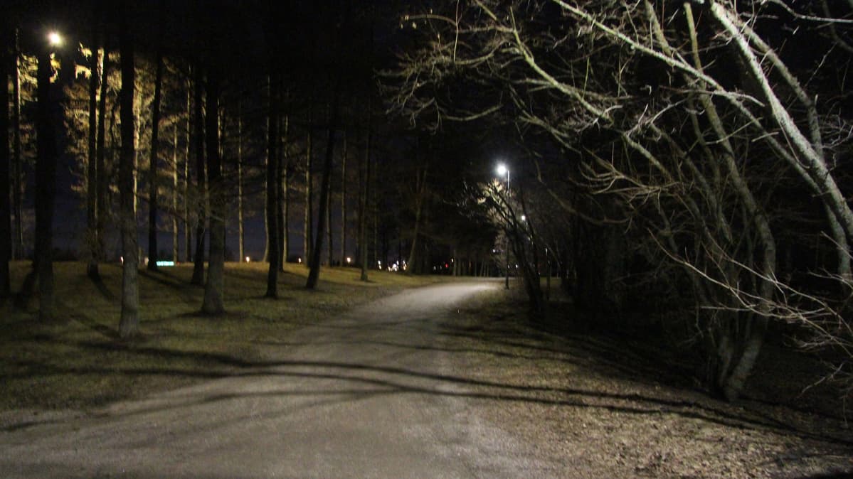 Kevyenliikenteen väylä, jonka ympäristö on valaistu