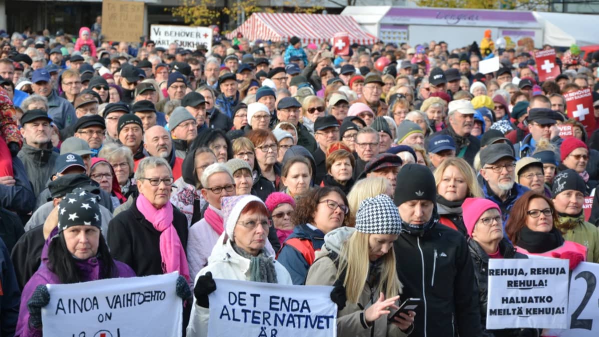 Mielenilmaus Vaasan keskussairaalan puolesta Vaasan torilla.