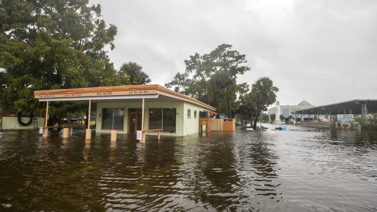 Tulviva katunäkymä Saint Marksin kaupungissa, Floridassa 10. lokakuuta.