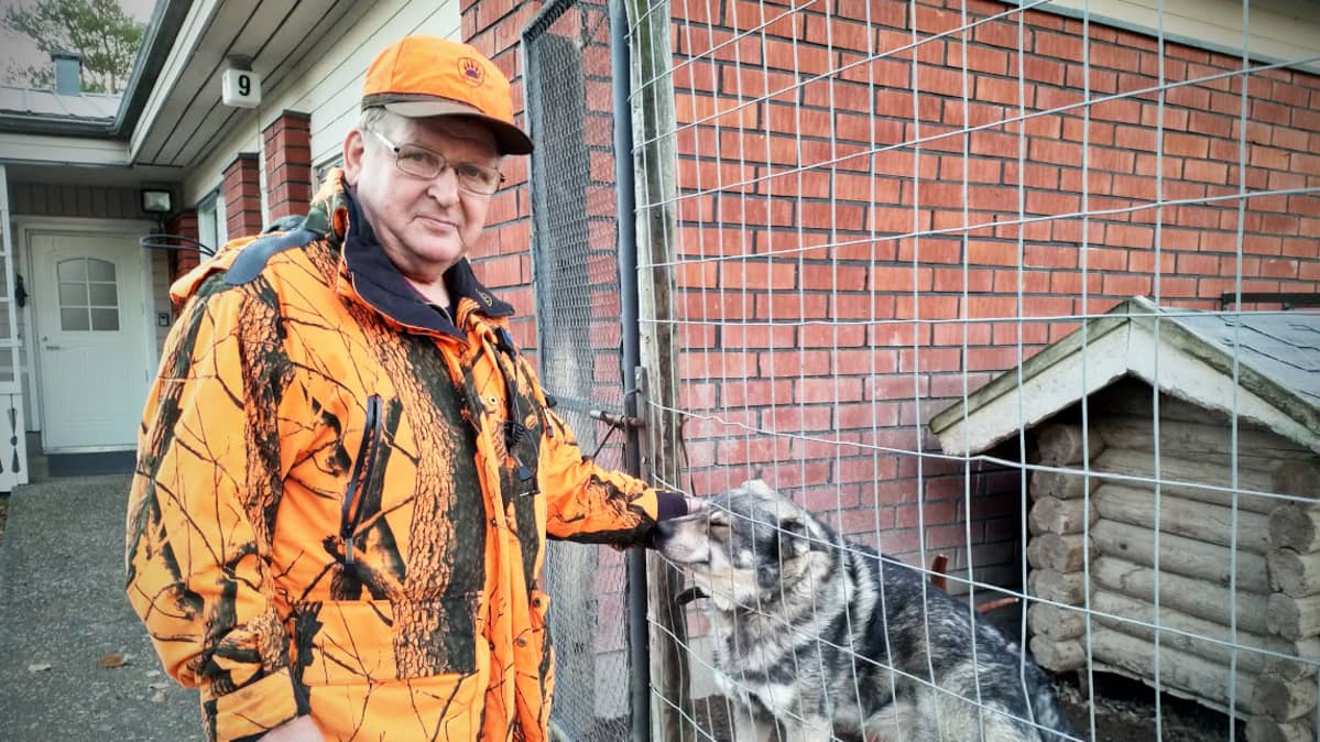 Ilmajoen metsästysseuran hirvenmetsästyksen johtaja, päällikkö Markku Löppönen ja Remu-koira.