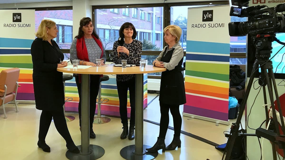 Pöydän äärellä KHSHP:n (Kanta-Hämeen sairaanhoitopiirin) hallintoylilääkäri Hanna Kuusisto, THL:n ylijohtaja Marina Erhola, Yle Hämeenlinnan toimittaja Kati Turtola ja KHSHP:n hallituksen puheenjohtaja Kaija-Leena Savijoki