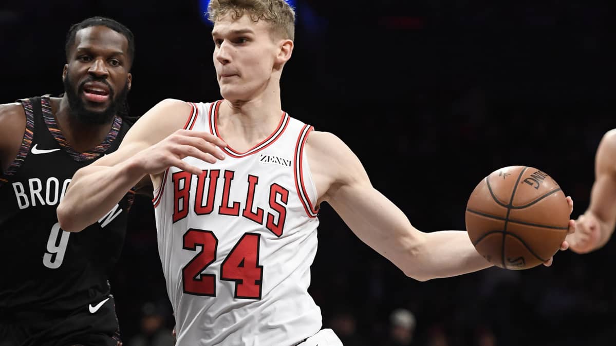 Lauri Markkanen pelaamassa