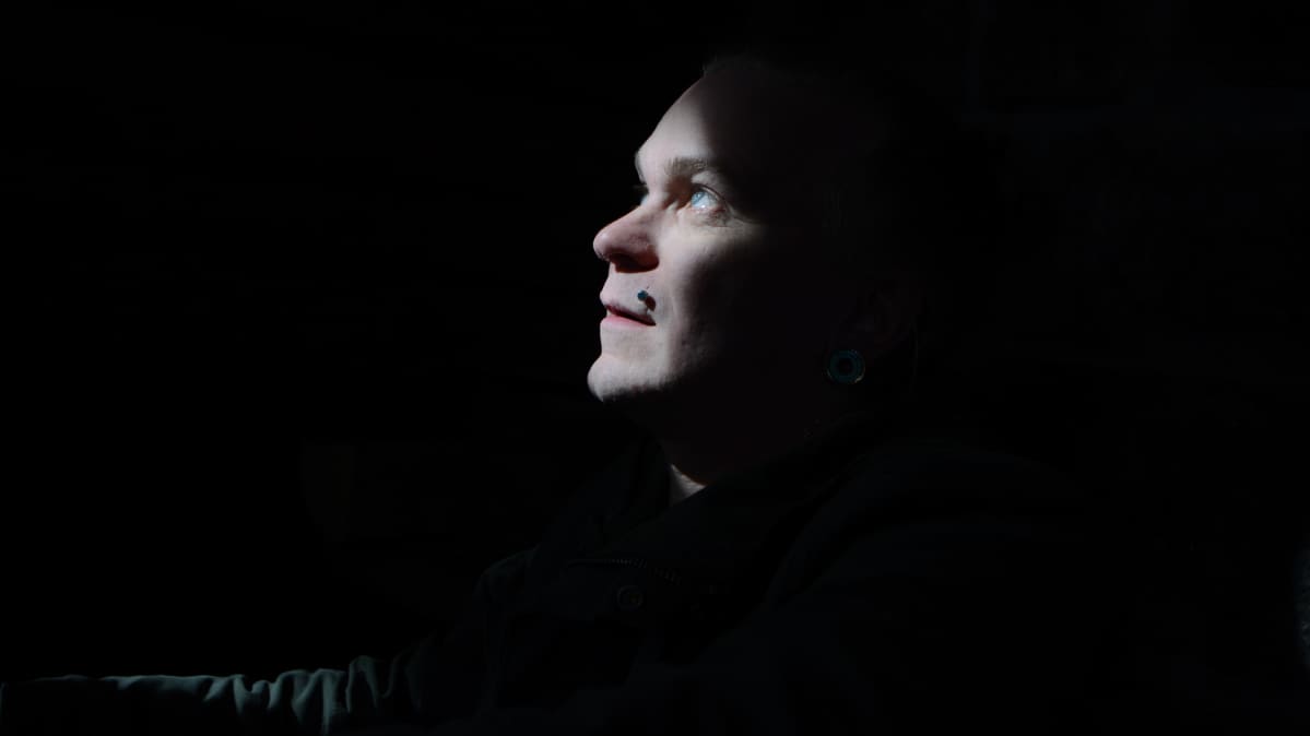 Sasu Kermanin kasvoilla vain ikkunasta tuleva valo.