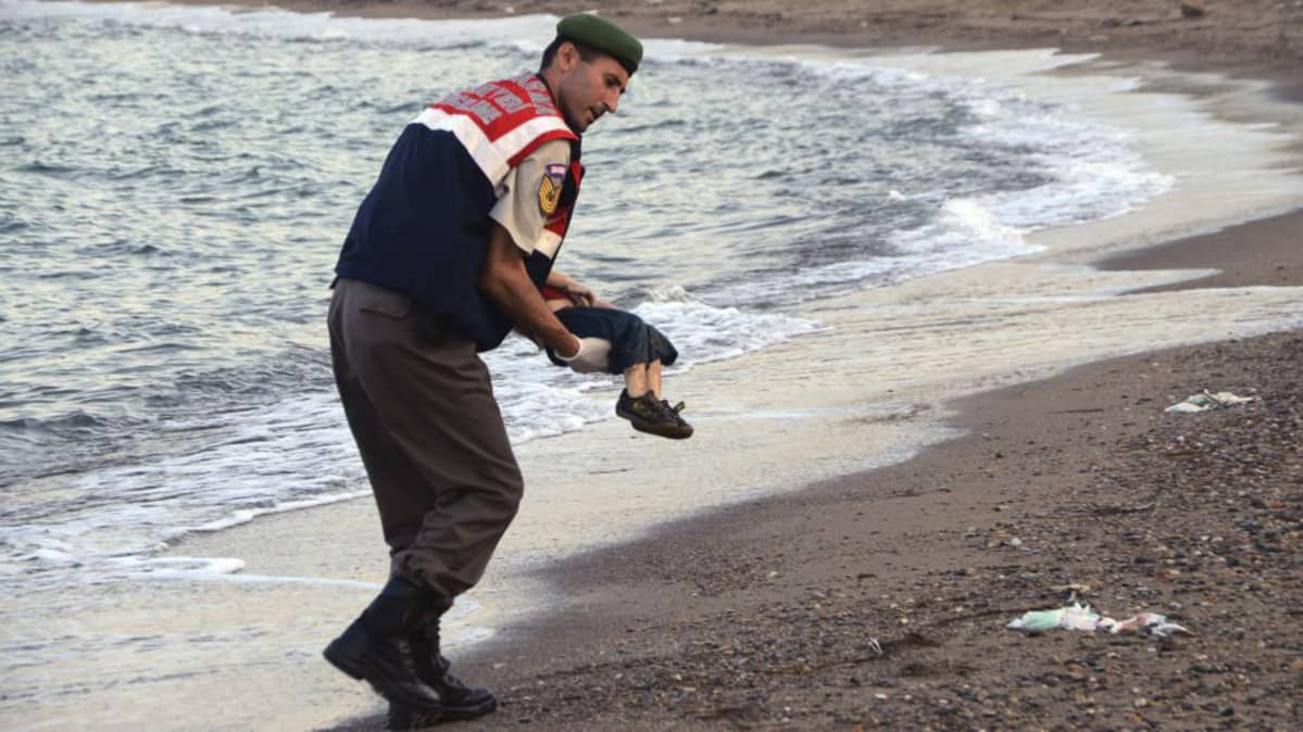 hukkunut lapsi Turkin rannikaolla Bodrumissa 2. syyskuuta 2015.