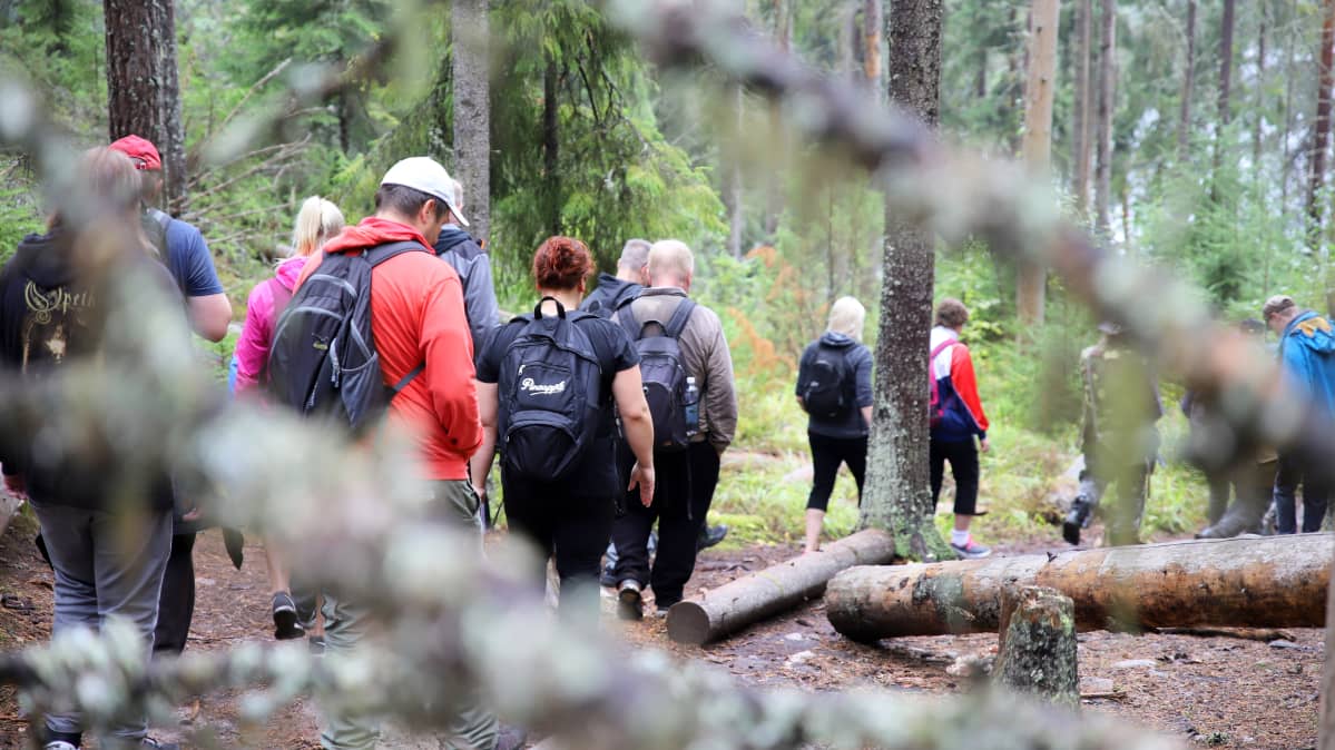 retkeilijöitä Repoveden kansallispuistossa, työttömille ja kuntouttavan työtoiminnan asiakkaille järjestetty virkistysretki
