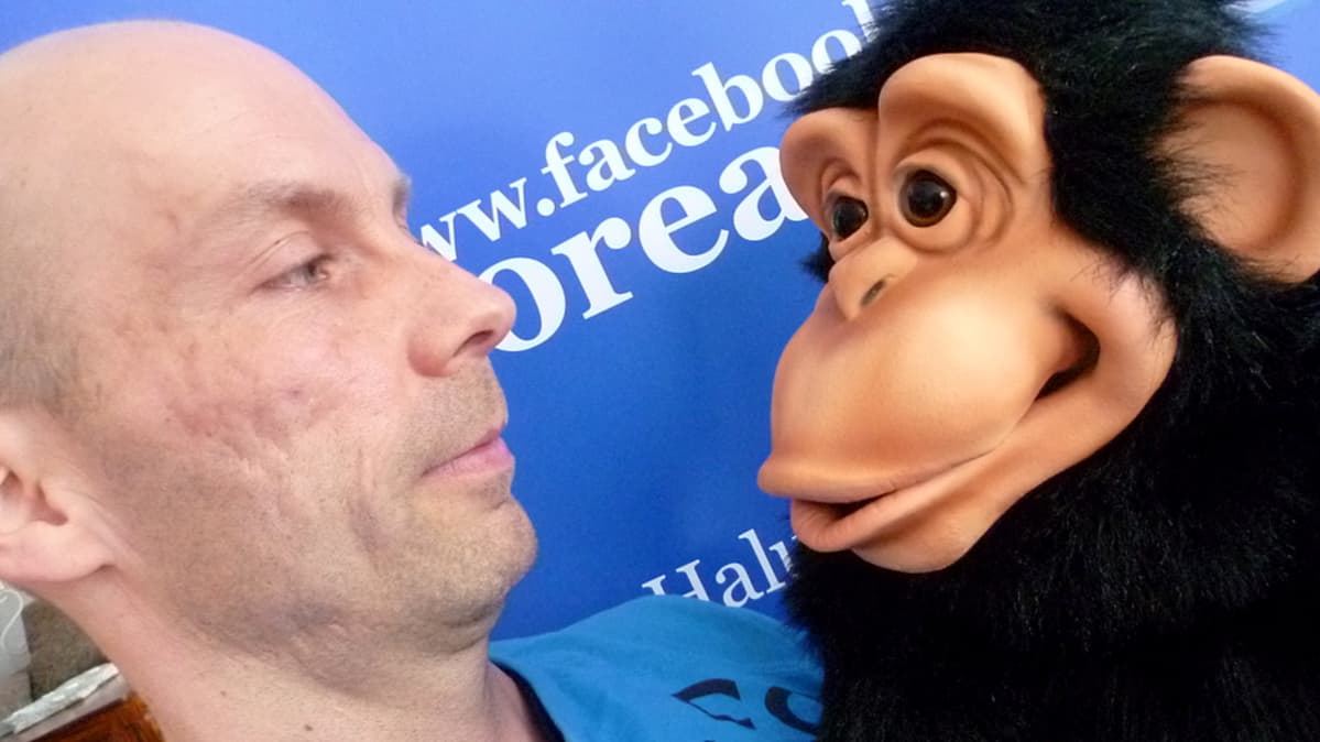Jyri Reinikka ja maskottipehmo