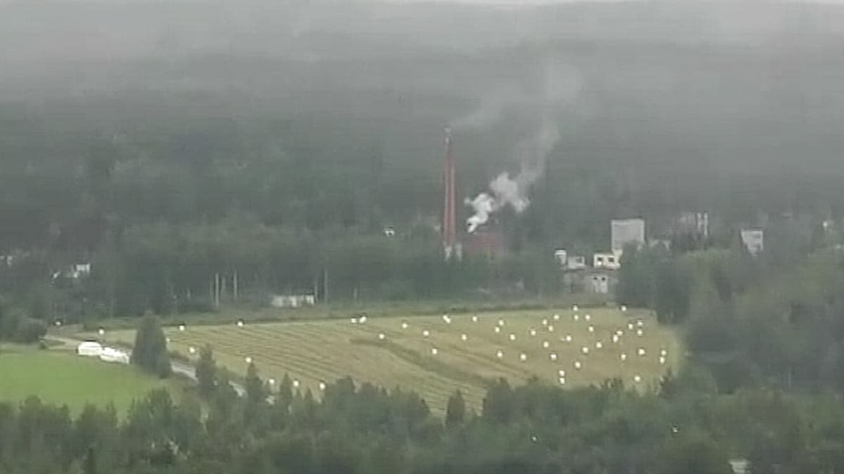 Vihtavuoren räjähdetahtaan alueelta nousevaa höyryä helikopterista kuvattuna.