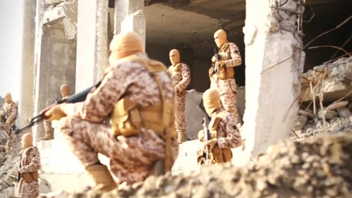 Isis-taistelijoita järjestön propagandavideolla.