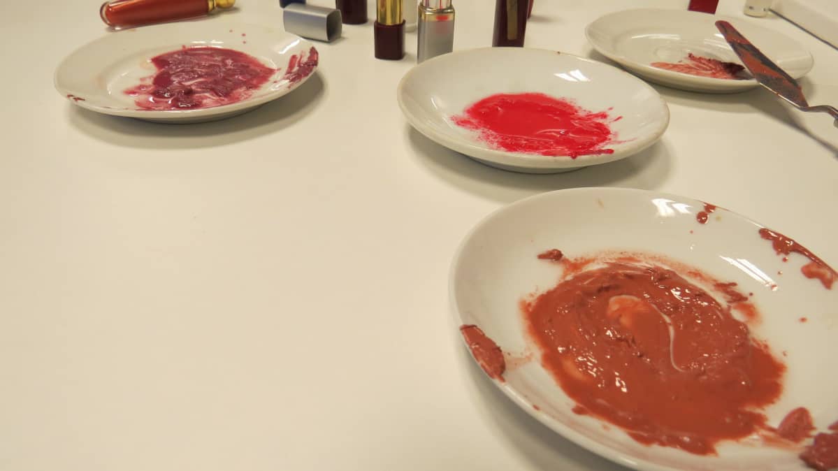 Huulipunasta tehtyä maalia lautasilla.