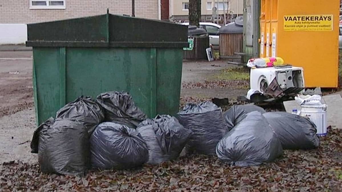 Roskasäkkejä ja jätettä kierrätyspisteellä