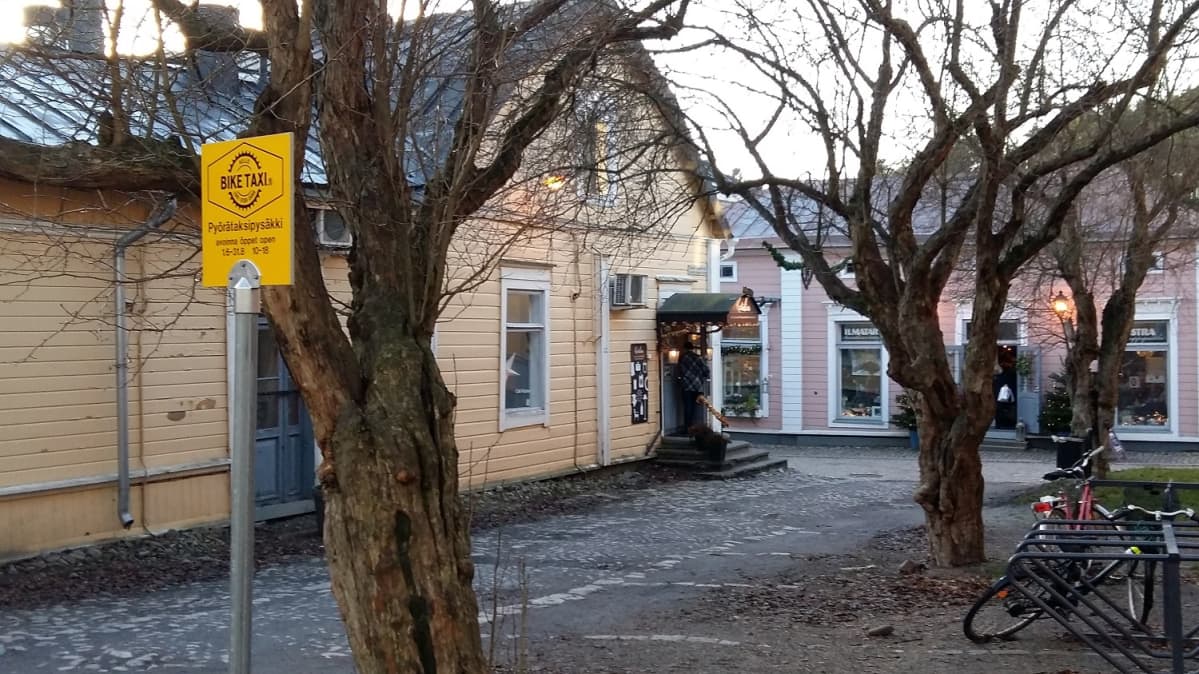 Pyörätaksin pysäkki Porvoon vanhassa kaupungissa.