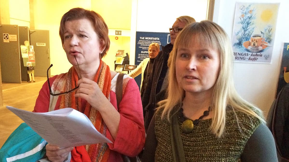 Irja Väänänen Leena Mielityinen Työväenmuseo Werstaalla laulamassa vanhoja koululauluja.
