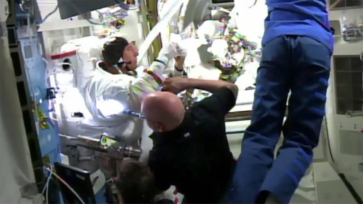 Kuvassa Scott Kelly ja Sergei Volkov auttavat Timothy Kopraa kansainvälisellä avaruusasemalla.