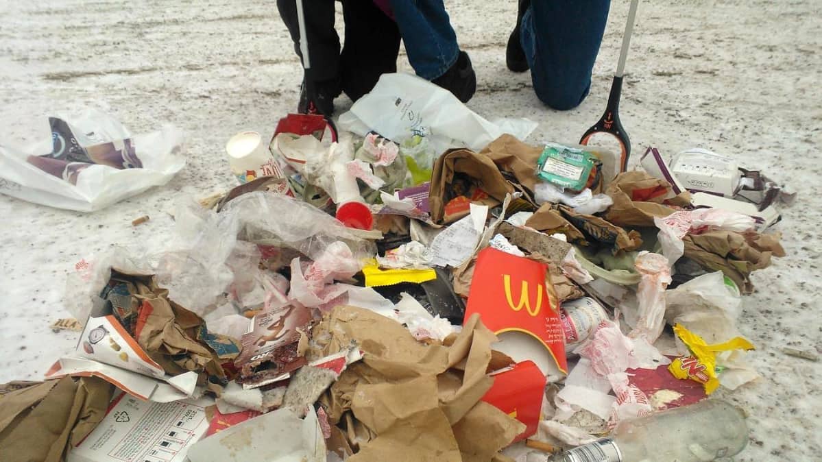 Erkkilät keräsivät varttitunnissa kaksi pussillista roskaa Verkatehtaan kulmilta Hämeenlinnassa