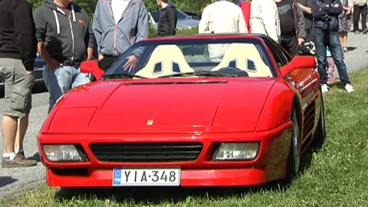Punainen auto.
