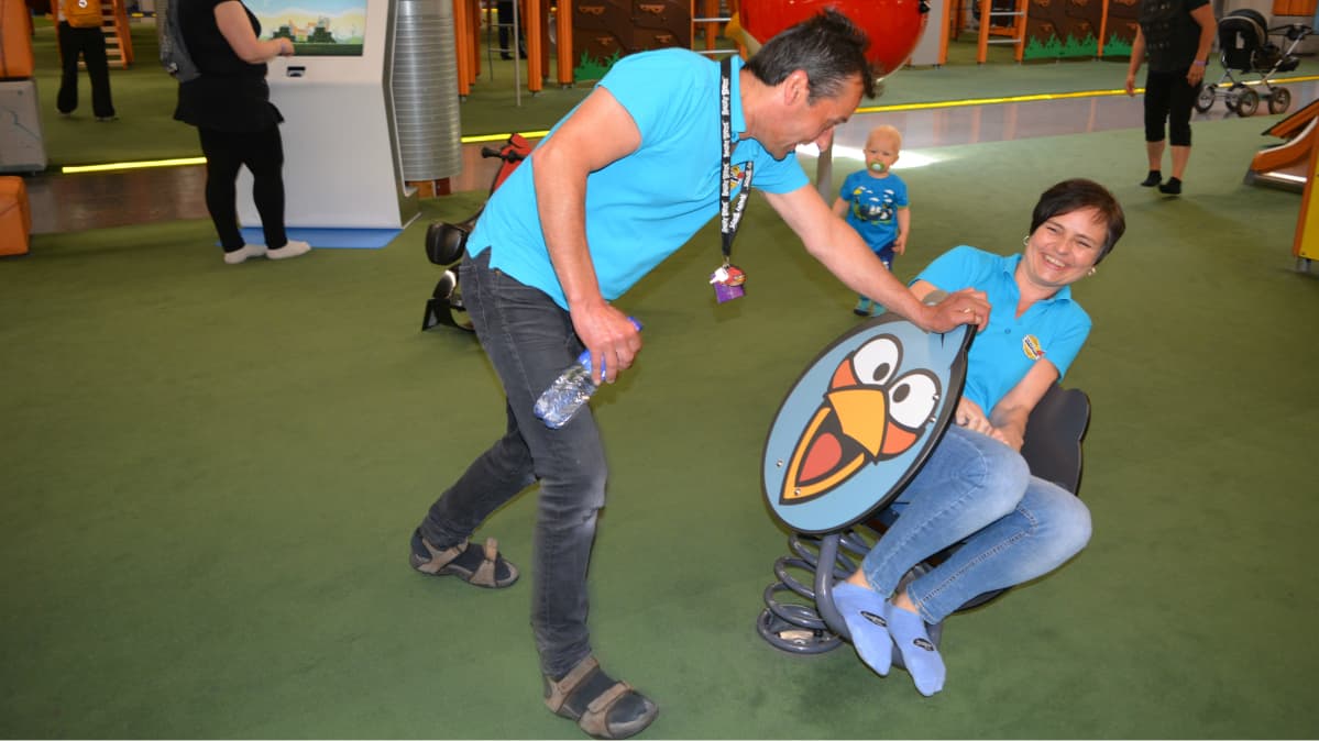 Angry Birds aktiviteettipuiston työntkijät kokeilevat laitetta