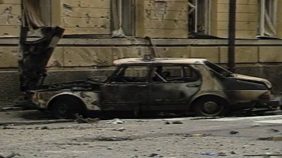 Palanut poliisiauto Mikkelin lääninhallituksen edustalla 9.8.1986.