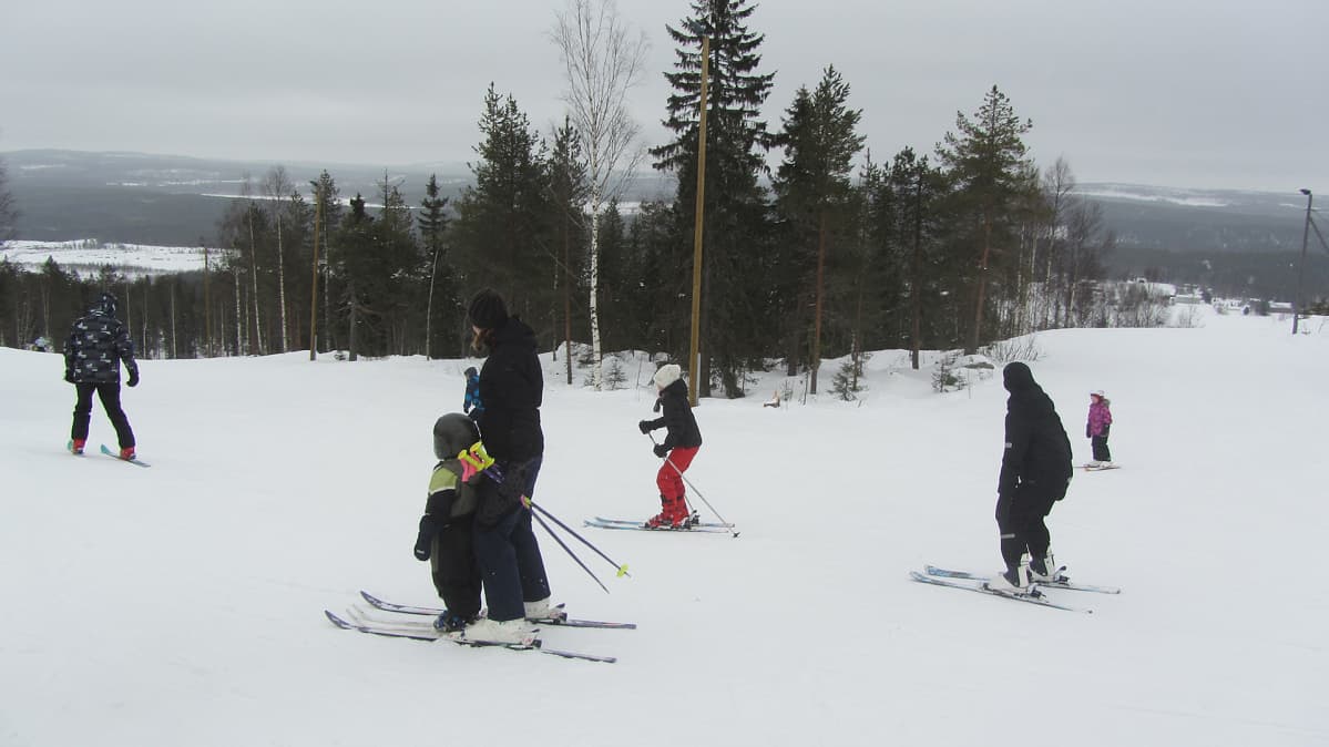 Laskettelijoita Aavasaksalla.