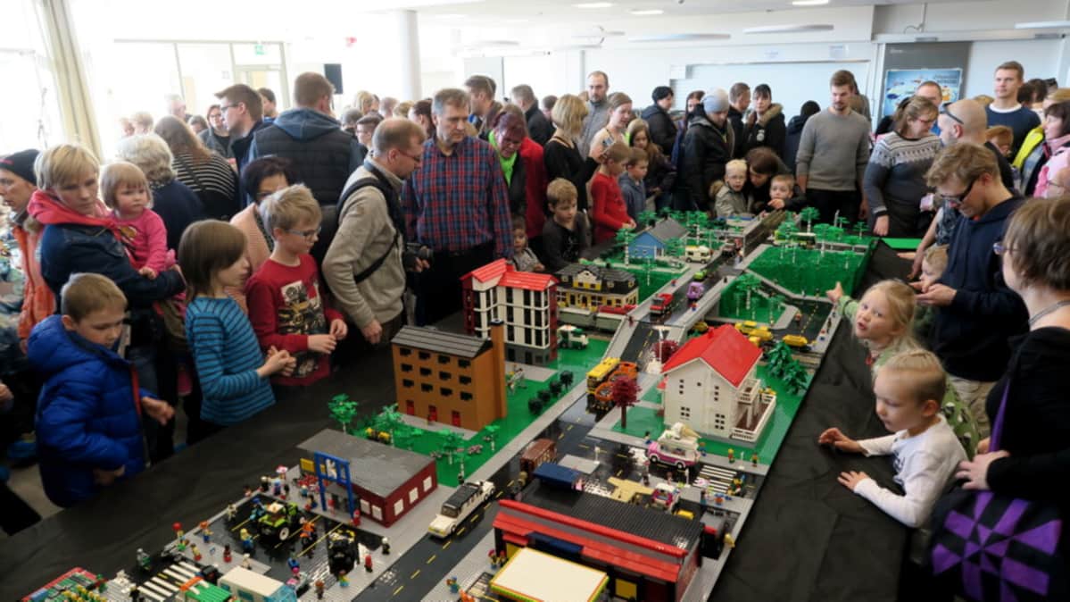 Parolan taajama legokaupunkina, ympärillä yleisöä Hattulan LEGO-tapahtumassa