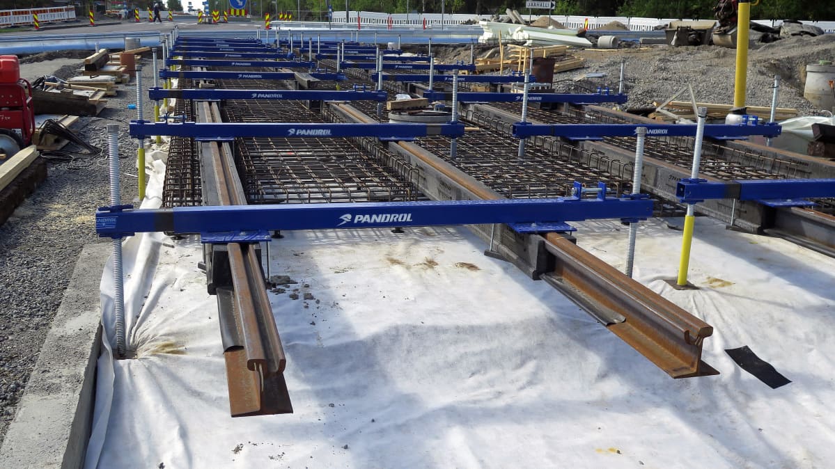 Tampereen raitiotien ensimmäiset kiskot Hervannassa