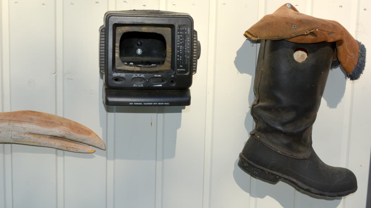 Vanhasta televisiosta ja saappaasta tehdyt linnunpöntöt.