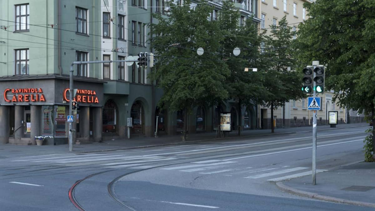 Runeberginkadun kulma kuvattuna Mannerheimintien suunnasta.