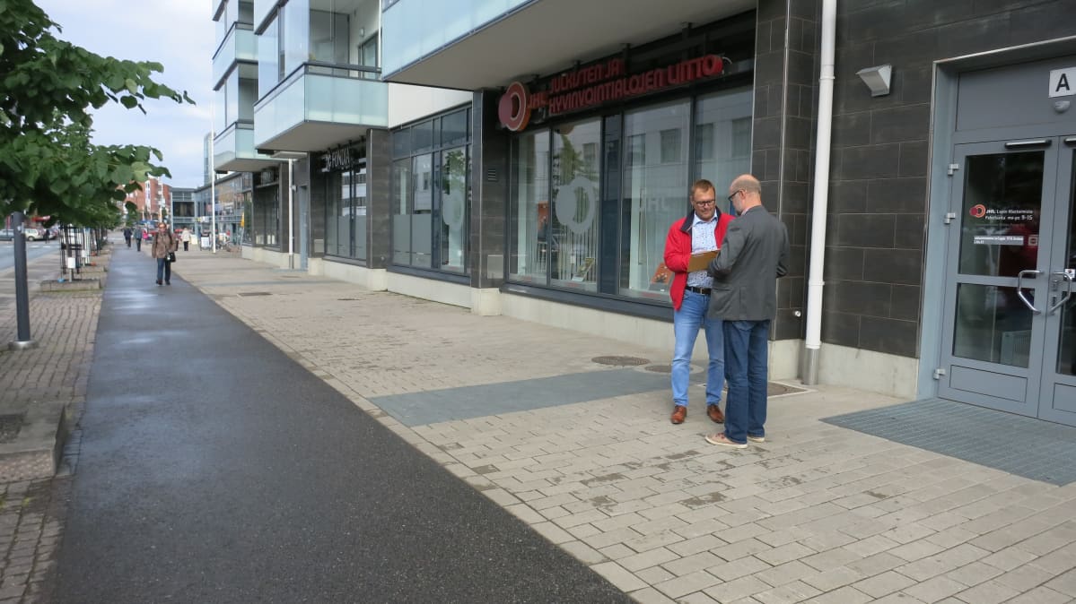 Matti Torvinen ottaa vastaan yhden kannattajan allekirjoituksen Rovaniemen kadulla.