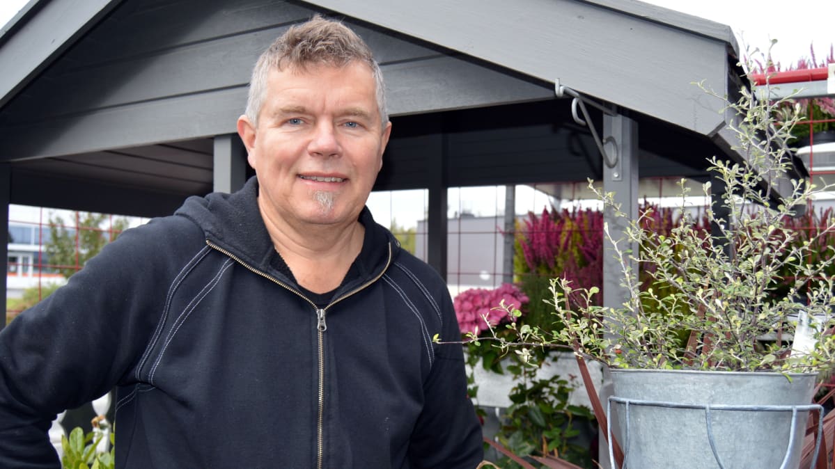 Kuvassa puutarha-alan asiantuntija Oww Salmela