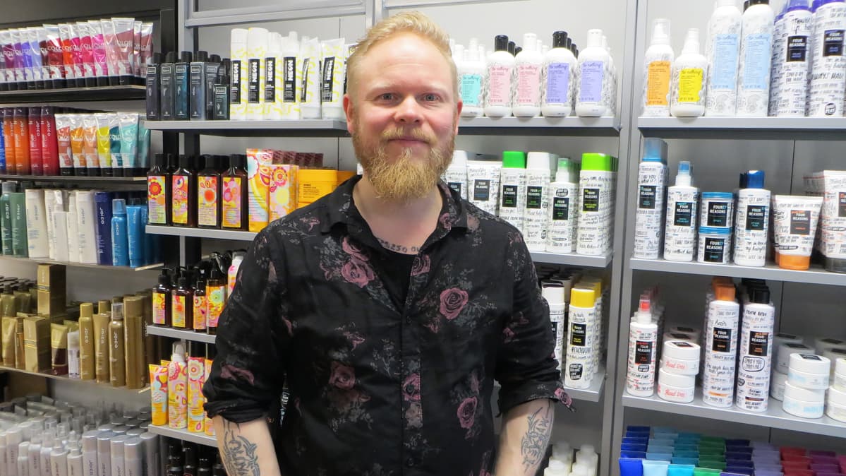 Yrittäjä, parturi-kampaaja Mikko Anttila.