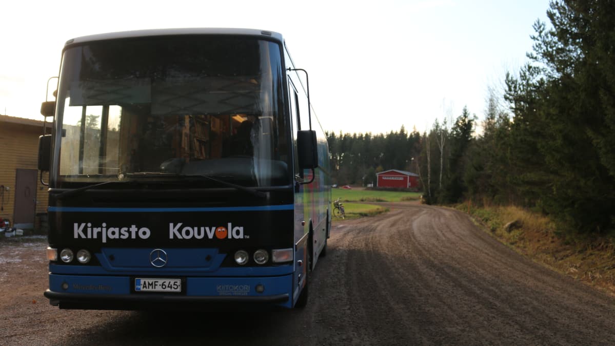 kirjastoauto pysäkillään soratien varressa