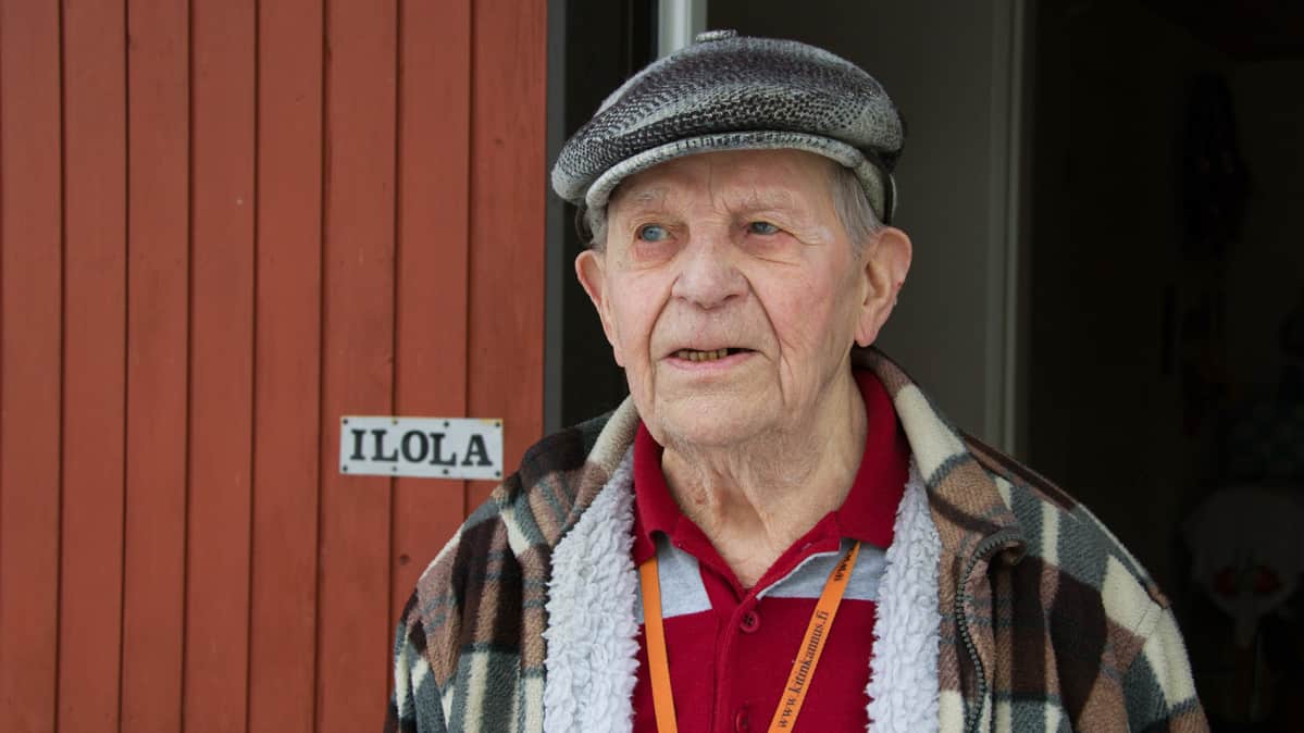 Edvin Ilola kotinsa ovella.