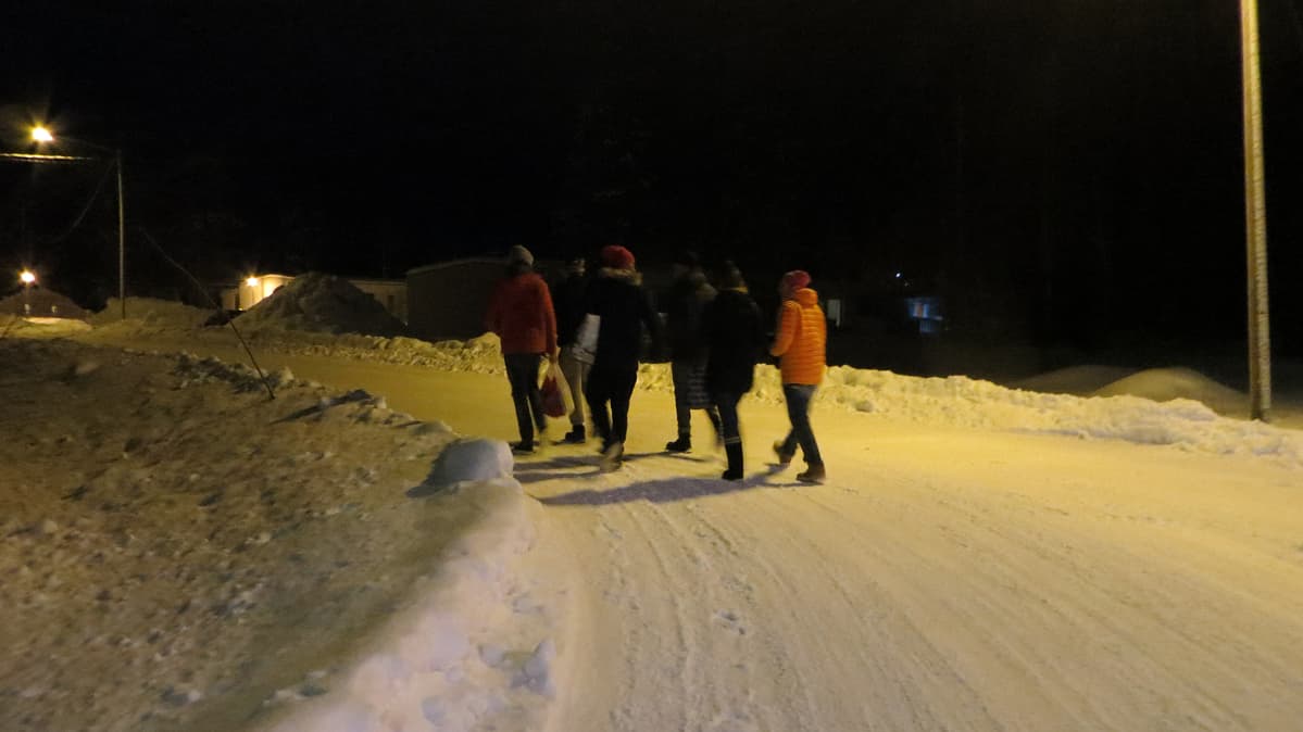 Nuoret jalkautuivat kaduille Simossa.