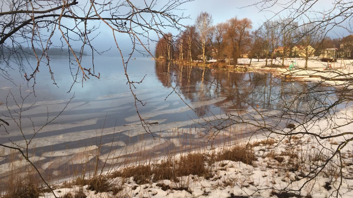 öljyä ja jäälauttoja joessa