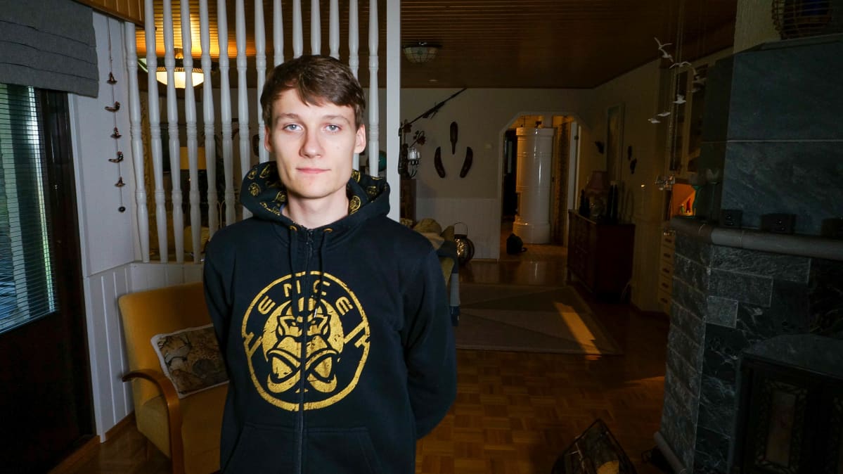 Joona "Serral" Sotala kotonaan Pornaisissa.