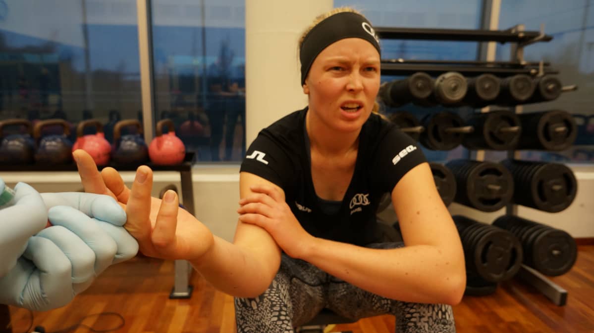 Mikaela Wulffilta otetaan verinäytettä kuntotestin aikana.