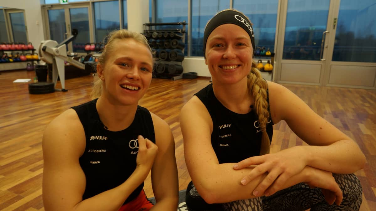 Noora Ruskola (vas.) ja Mikaela Wulff hymyilevät kameralle.