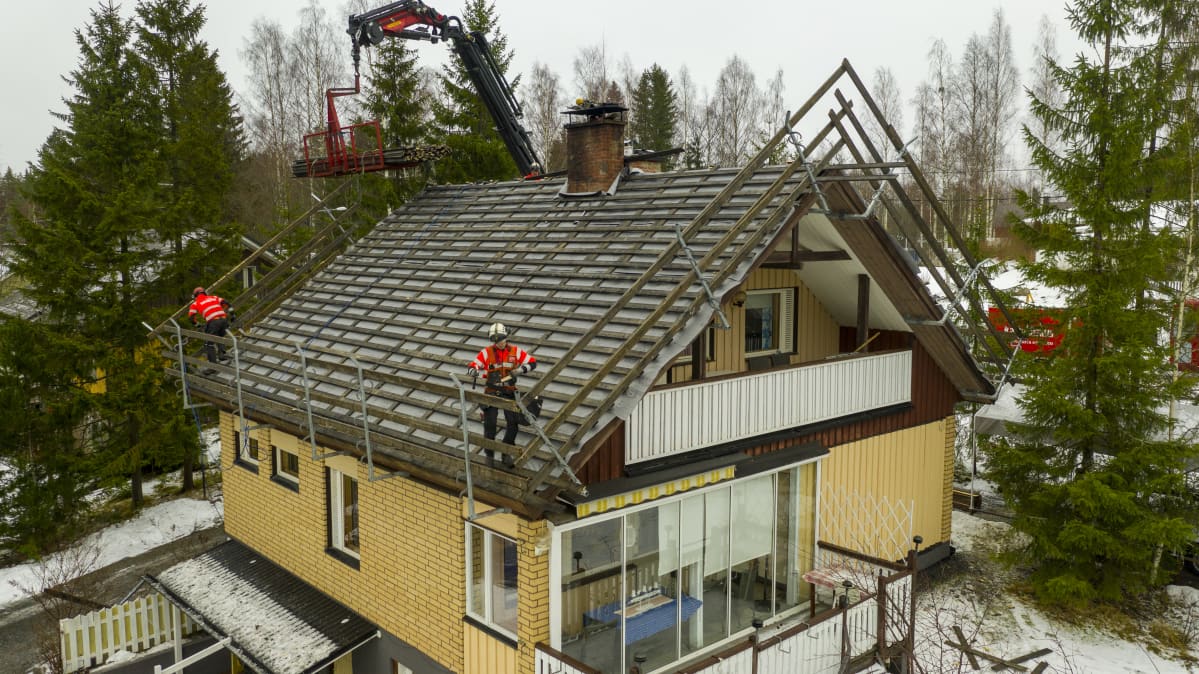 Omakotitalossa tehdään kattoremonttia.