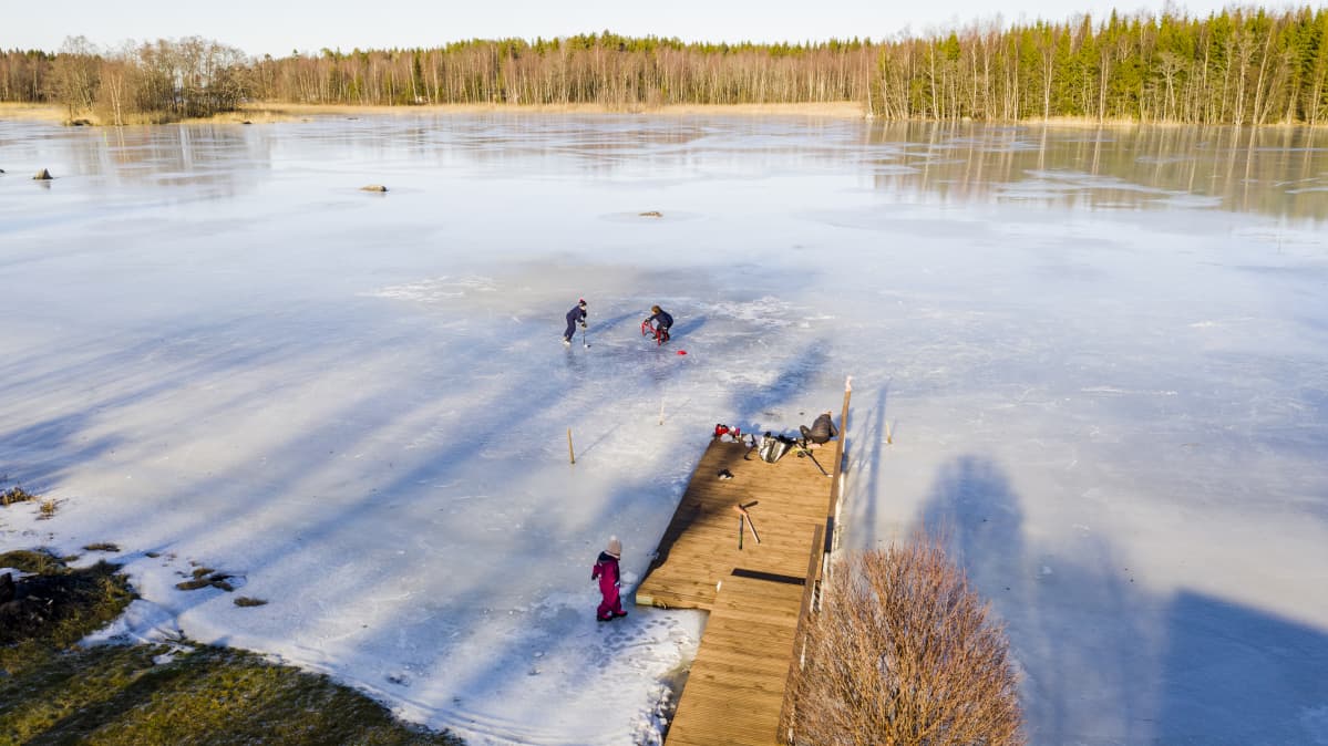 perhe luistelee järvenjäällä hickaröösa