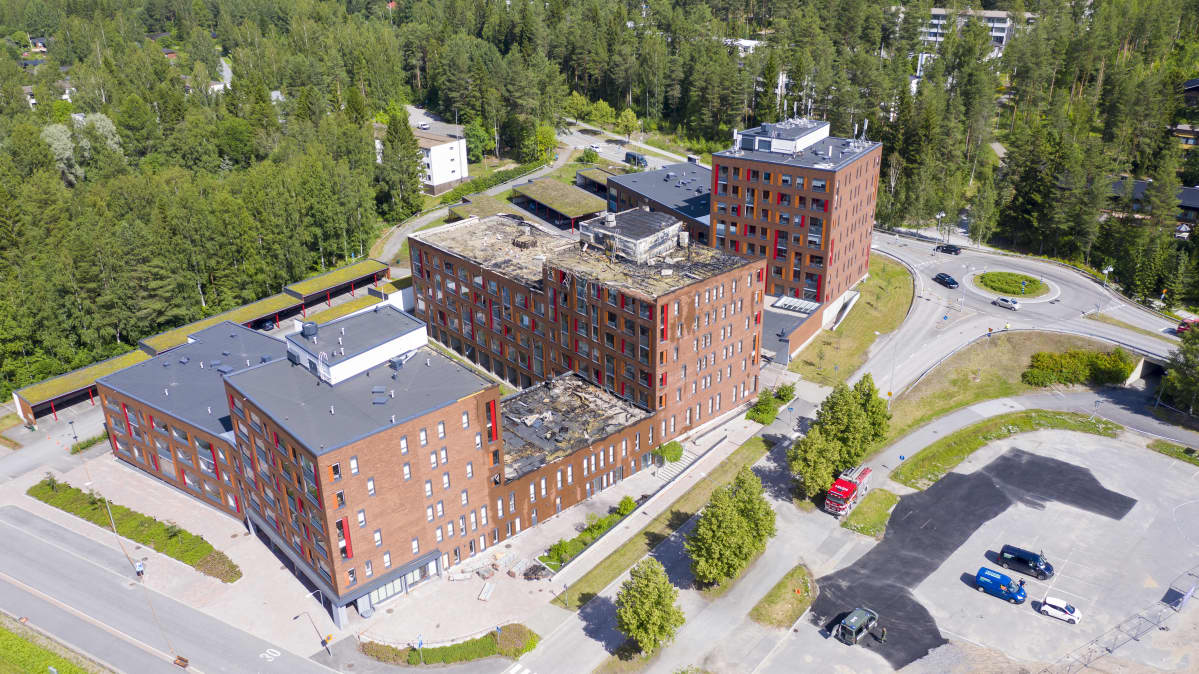 Tulipalossa olleet rakennukset ovat tiiviisti yhdessä.