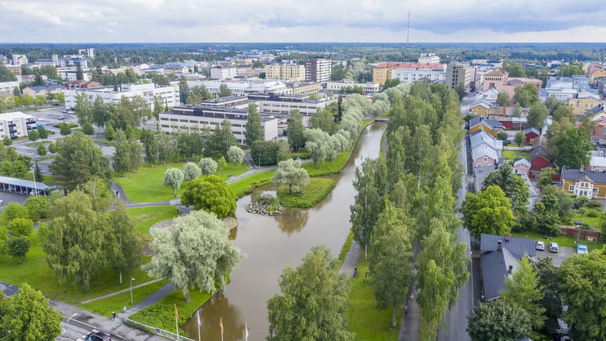 kokkolan kaupunki ilmasta jossa näkyy suntti ja kaupungin talo ja tori