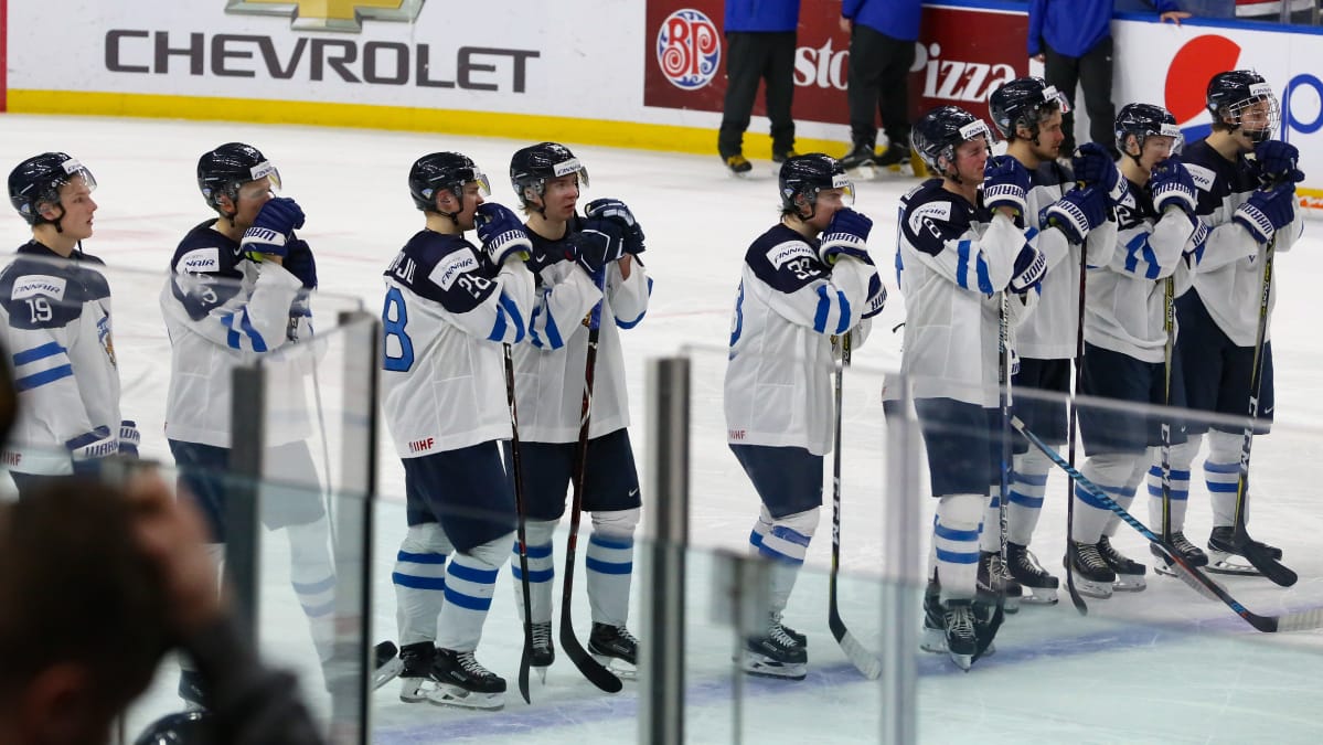 Nuoret Leijonat pettyneinä Tshekki-ottelun jälkeen.