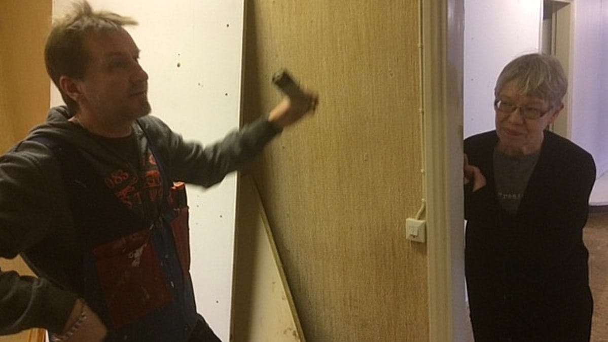 remontti, mies ja nainen seisovat oviaukossa, Marko Partanen, Tarja Tornaeus, Myllykoski