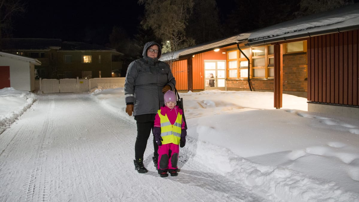 Ria ja raisa Kaisto sampolan päiväkodin ulkopuolella.