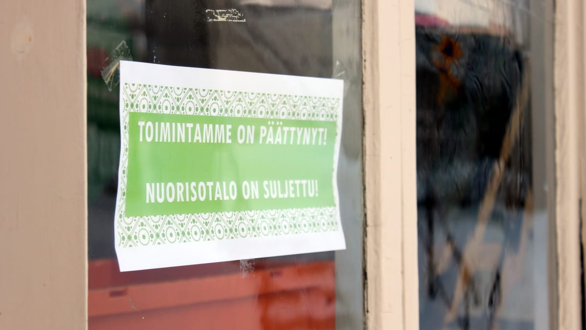 Nuorisotalo Possen ikkunassa oleva lappu kertoo, että toiminta on päättynyt.