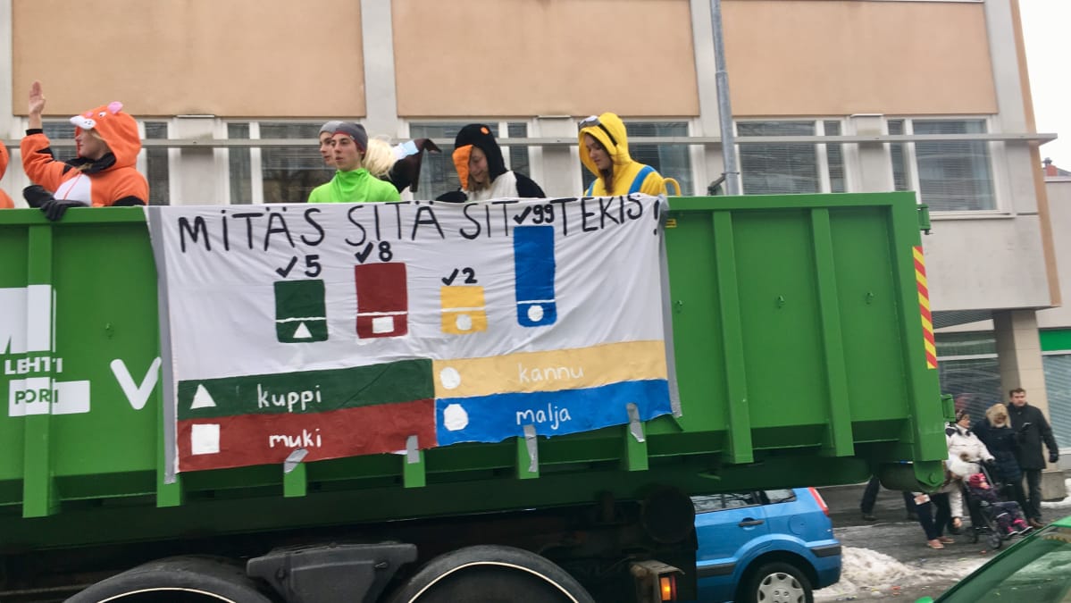 Penkkariväkeä autonlavalla 2018