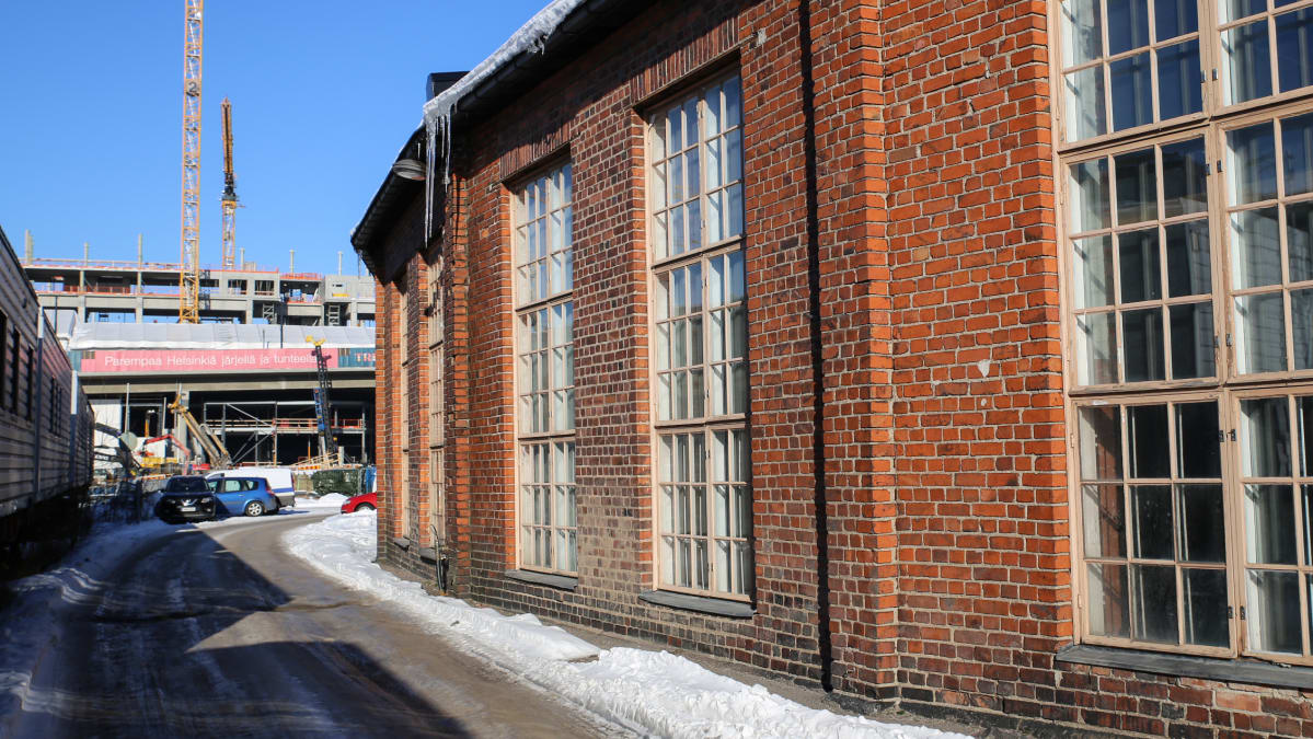 Tornitalot nousevat hiljalleen Pasilan sillan toisella puolella.