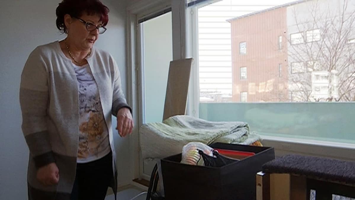 Tarja Sirola muuttolaatikoiden äärellä kotonaan