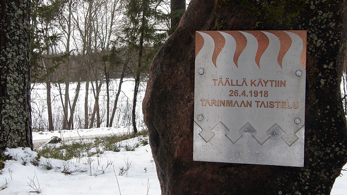 Tarinmaan taistelun muistomerkki, teksti Täällä käytiin 26.4.1918 Tarinmaan taistelu