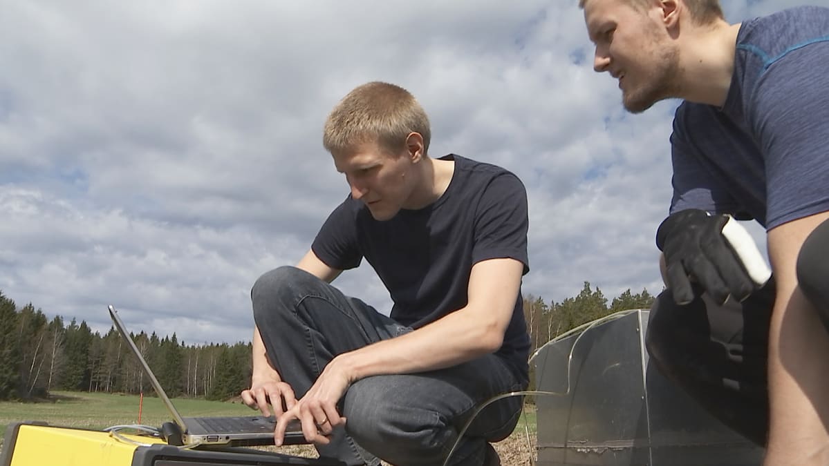 Ilmatieteen laitoksen tutkijat mittaavat maaperän päsätöjä ja hiilensidontakykyä Qvidjan tilalla Paraisilla.